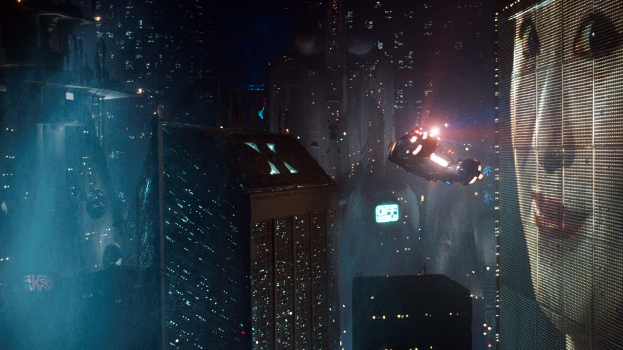 Бегущий по лезвию 2099 выйдет на Prime Video в 2026 году Ранее мини сериал с Мишель Йео был отложен почти на год из за забастовок в Голливуде в 2023 году В настоящее время проект находится на стадии постпродакшена Режиссёром выступил Джонатан ван Тюллекен Сёгун а в актёрский состав также вошли Хантер Шафер Димитри Абольд Льюис Гриббен Кэйтлин Роуз Дауни и Дэниел Ригби Промо Warner Bros