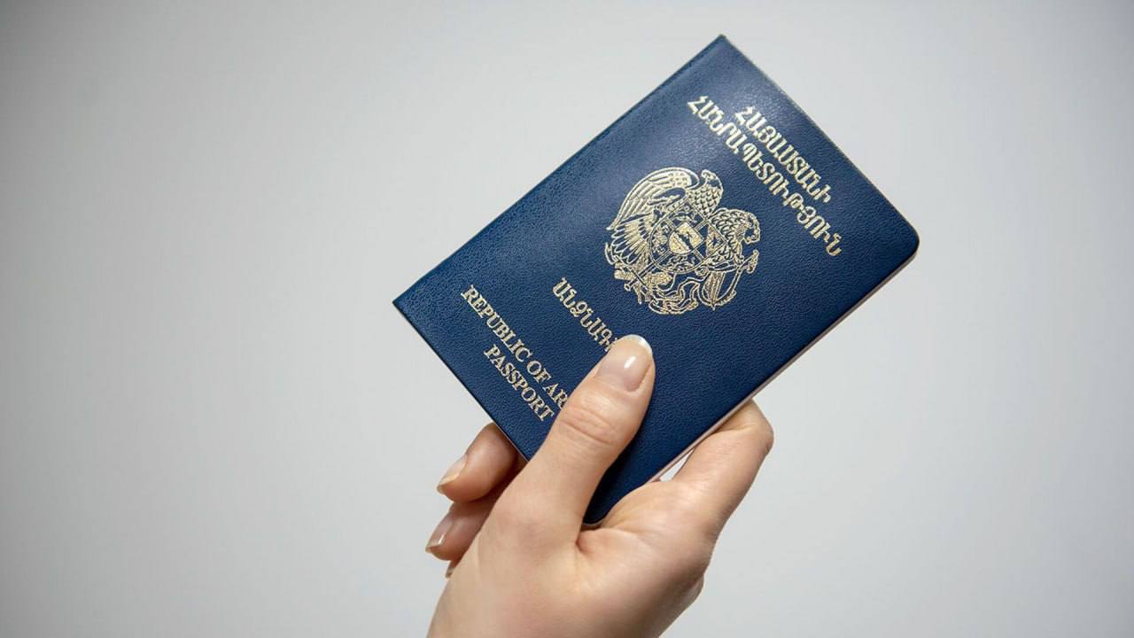 В Армении отменили госпошлину за гражданство для переселенцев из НК С 1 сентября 2025 года лица насильственно перемещенные из НК и получившие временную защиту освобождаются от уплаты государственной пошлины в результате изменений внесенных 22 01 2025 года в Закон РА О государственной пошлине Заявления на получение гражданства РА от насильственно перемещенных лиц из НК принимаются более чем по 40 адресам Службы МВД