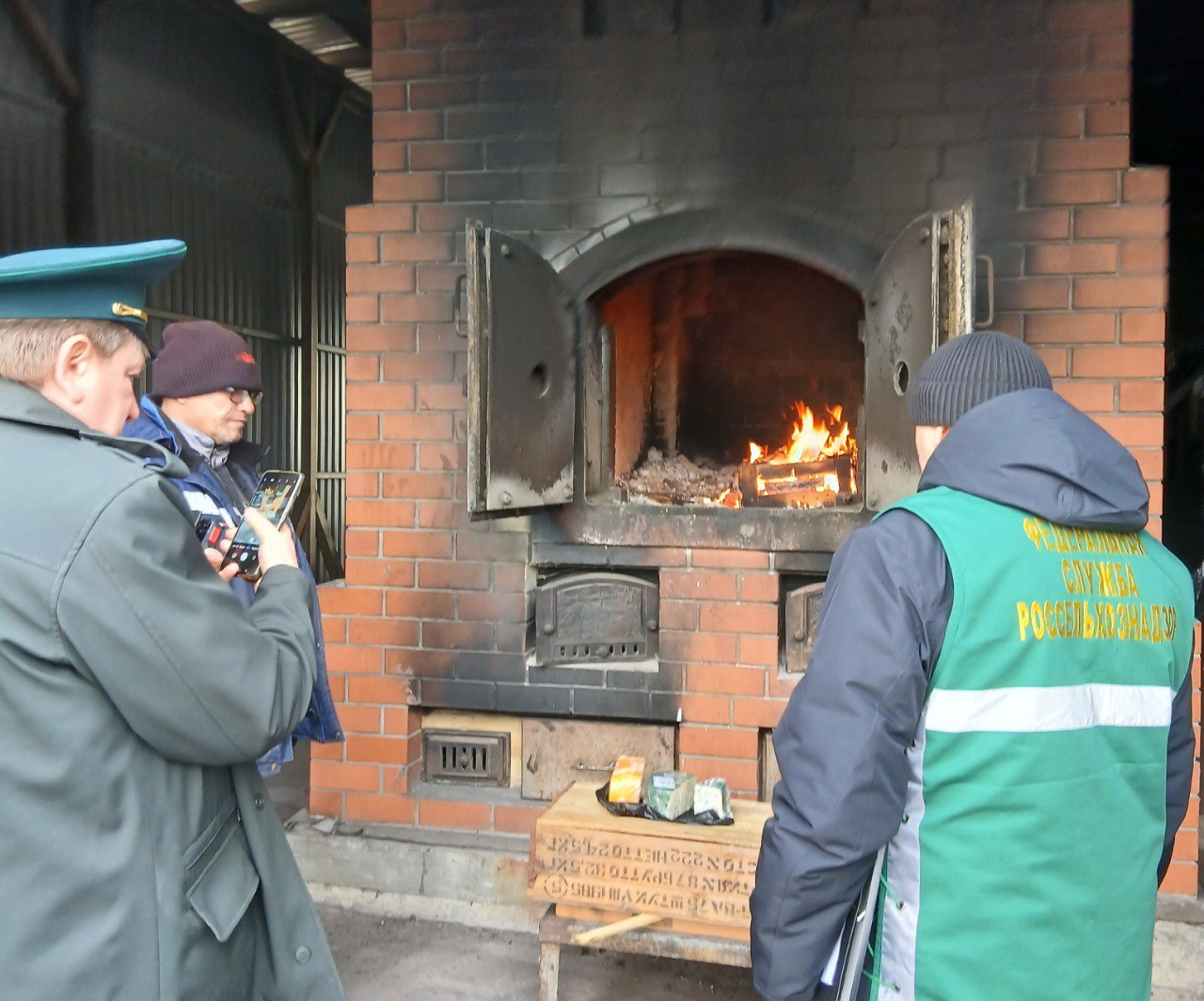 Запрещенный указом президента сыр уничтожили в Челябинской области   gubernia74 ru articles society 1136624 Две партии сыра из Германии и Голландии обнаружили сотрудники надзорных ведомств в одном из торговых комплексов Тракторозаводского района Челябинска Это санкционная продукция которую запрещено ввозить на территорию РФ указом президента В соответствии с требованиями законодательства сыры уничтожили   t me chgub