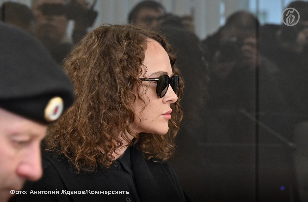 Актриса Аглая Тарасова в суде полностью признала вину по делу о контрабанде наркотиков Как сообщает корреспондент Ъ об этом она заявила после того как прокурор огласил обвинительное заключение по ее делу Дело в отношении имеющей гражданства России и Израиля Аглаи Тарасовой было возбуждено в начале сентября У прилетевшей 28 августа рейсом из Тель Авива пассажирки таможенники аэропорта Домодедово нашли в чемодане электронную сигарету с содержимым темно коричневого цвета Экспертиза показала что это было масло каннабиса массой 0 38 грамма Подписывайтесь на Ъ Оставляйте бусты