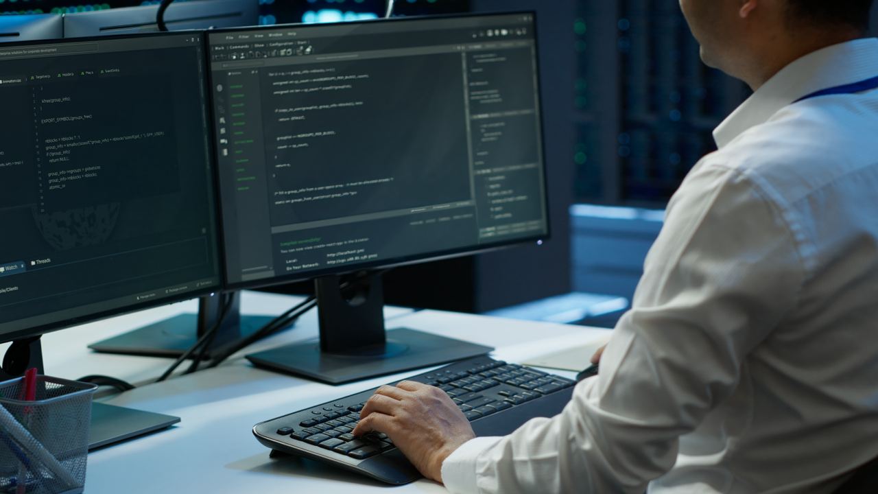 Кубань стала лидером Юга по спросу на киберспециалистов в 2025 году Работодатели Южного федерального округа разместили более 1 4 тысяч вакансий для специалистов по кибербезопасности в 2025 году Из них свыше 770 предложений пришлись на Краснодарский край По уровню спроса регион стал лидером округа Втрое место заняла Ростовской области где было открыто более 400 вакансий Freepik РБК Юг и Северный Кавказ в MAX Кадры