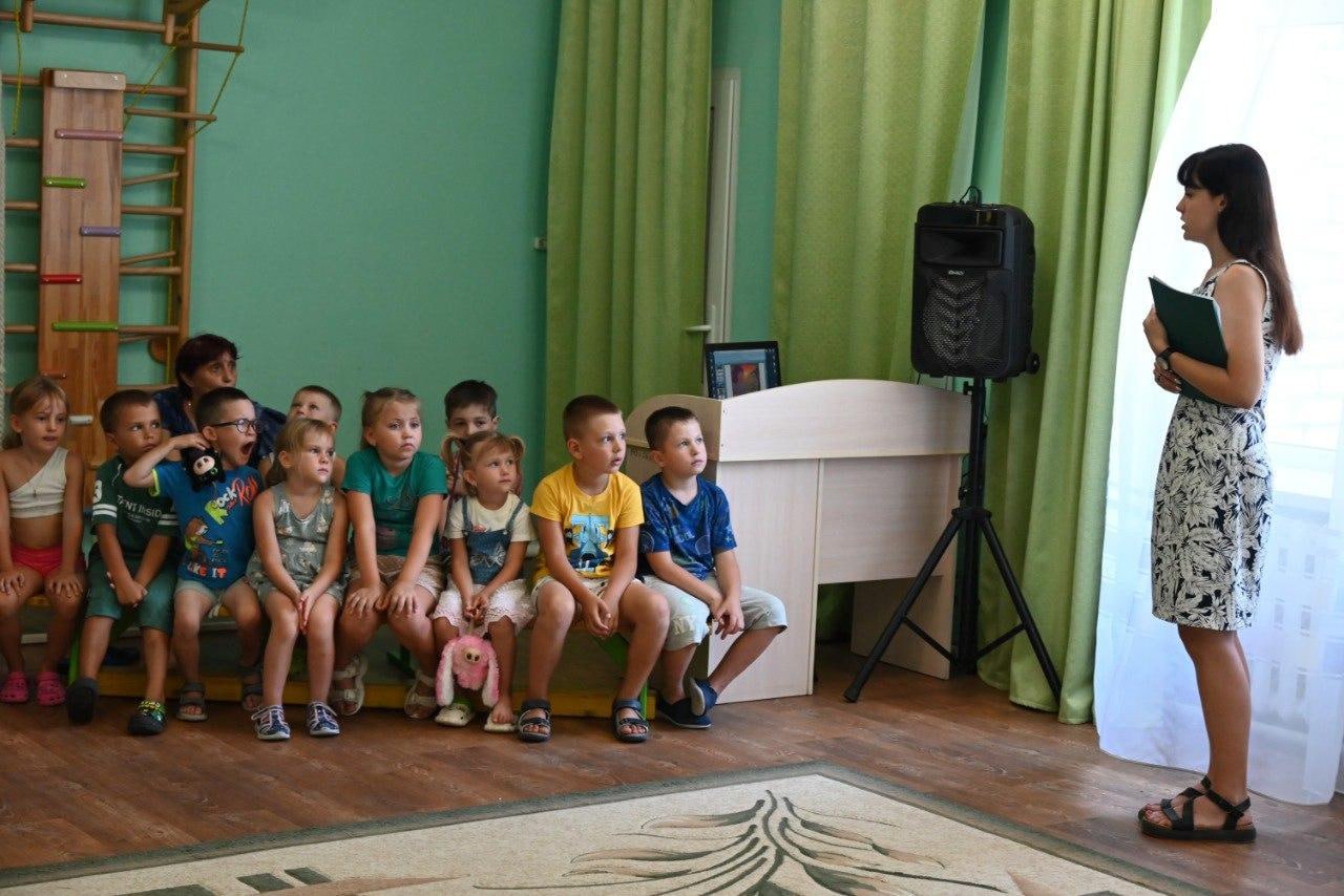 Юные экологи «Ласточки» узнали всё о херсонских змеях  Сотрудники Министерства природных ресурсов, экологии и рыболовства Херсонской области провели увлекательный экологический урок для воспитанников детского сада «Ласточка» в Стрелковом, приуроченный к Международному дню змеи.  В рамках урока малыши прослушали познавательную лекцию о жизни змей, их важной роли в природе и правилах безопасного поведения при встрече с ними. Специалисты Минприроды подробно рассказали, какие змеи обитают в нашем регионе: безобидные ужи и медянки, стремительные желтобрюхие полозы, а также ядовитая степная гадюка, требующая особой осторожности.   Знания закрепили в игровой форме: дети с удовольствием отгадывали загадки о пресмыкающихся, участвовали в викторине «Узнай змею по описанию» и рисовали своих «полосатых» героев дня.   «Такие уроки – это инвестиция в будущее. Чем раньше дети узнают и полюбят родную природу, научатся понимать её законы и бережно к ней относиться, тем больше шансов сохранить уникальное биоразнообразие нашей Херсонщины для следующих поколений»,- рассказала начальник отдела экологического просвещения и образования Эльвира Громыхина  Проведение экоуроков для дошкольников – важное направление работы Министерства по экологическому просвещению. Знакомство детей с удивительным миром природы Херсонской области, в том числе и с её «ползучими» обитателями, воспитывает ответственное отношение к окружающей среде с самого раннего возраста.   #Дети#Образование