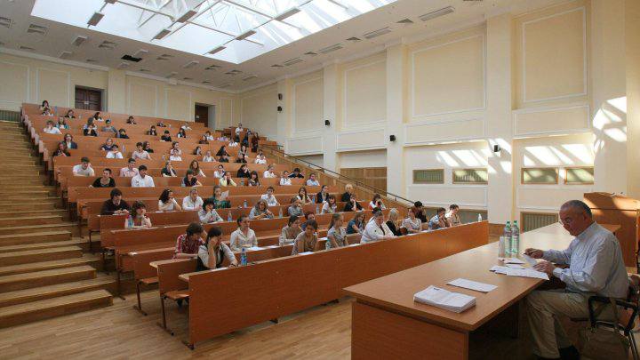 Узбекистан — лидер в ЦА по учебе в топ-500 вузах мира  Узбекская молодёжь вошла в историю: впервые среди всех стран Центральной Азии больше всего студентов, поступивших в университеты из мирового топ‑500 рейтинга. На данный момент в лучшие вузы мира отправились:  – 30 человек учатся в топ‑10, – 500 — в топ‑100, – 1500 — в топ‑300.  Это результат целенаправленной политики — расширение возможностей, поддержка талантливых абитуриентов и открытие новых вузов. В последние годы в Узбекистане создается среда, где амбициозная молодёжь получает реальный шанс на глобальное образование.  Узбекистан таким образом входит в число образовательных лидеров региона, подтверждая статус страны с мечтой и планами на большое будущее.  Источник