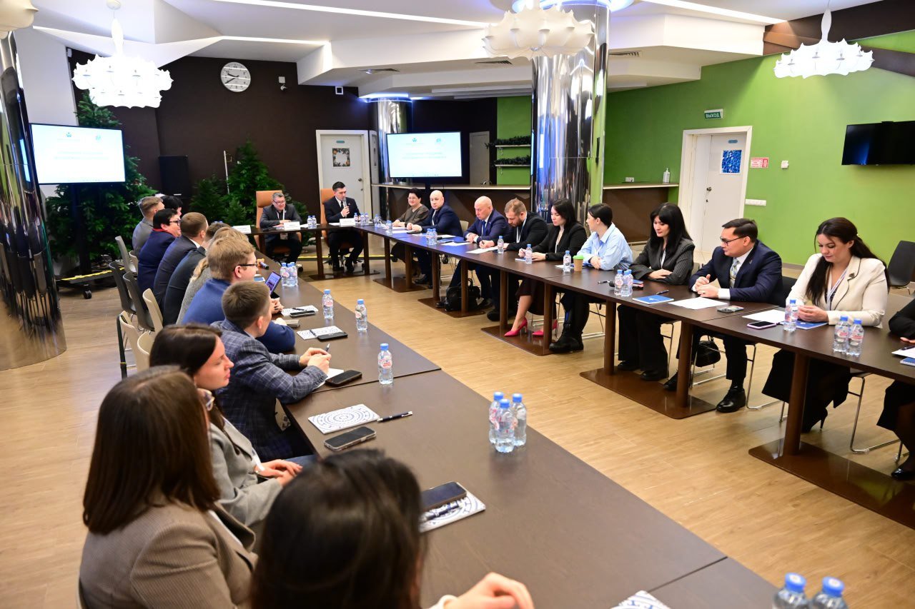 В Новом Уренгое состоялось выездное заседание Молодёжного парламента при Законодательном Собрании ЯНАО  Глава города Антон Колодин поприветствовал всех в газовой столице, рассказал о подготовке к предстоящему юбилею — город преображается, благодаря поддержке губернатора Дмитрия Артюхова и поддержке Газпрома строятся десятки новых объектов. Он предложил гостям познакомиться с городом поближе во время экскурсионной программы.  Председатель ЗакСобрания ЯНАО Сергей Ямкин поблагодарил новоуренгойцев за теплый прием: «Ваш молодой город притягивает, заряжает, видно, что вы готовы делиться опытом и двигаться только вперёд».  Молодые парламентарии подвели итоги работы за год, наметили планы на перспективу — активное участие в общественной жизни региона и федеральной повестке молодых законодателей; продолжение проектной деятельности в сфере патриотического воспитания подрастающего поколения; помощь участникам СВО и их семьям и т.д.     НУР. Официально