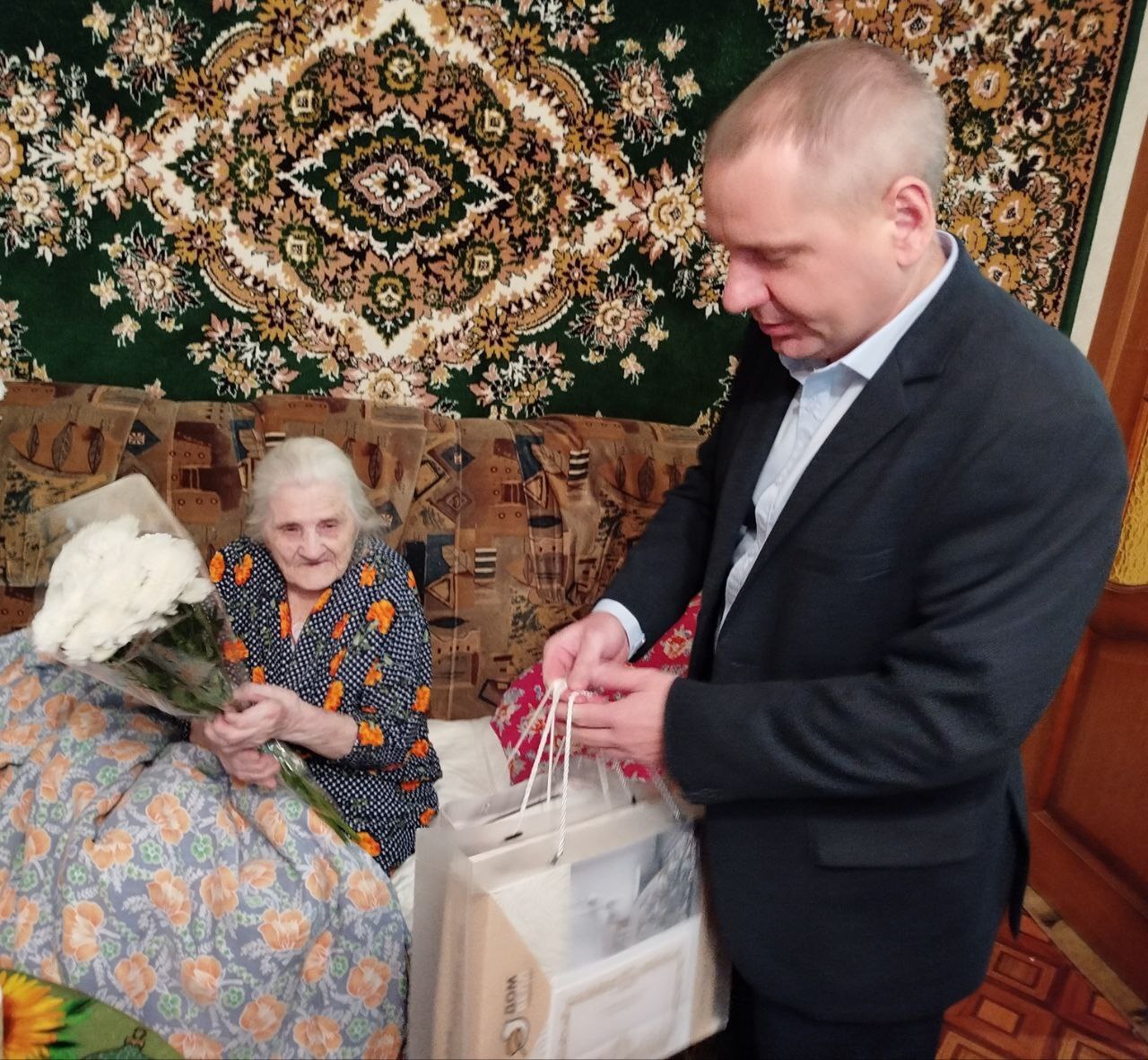 Курянка Анастасия Сидорова отпраздновала свой вековой юбилей С днём рождения её поздравил председатель комитета социальной защиты населения Сергей Брежнев От имени администрации он пожелал долгих лет жизни здоровья благополучия и тепла близких Также он выразил надежду что родные и дальше будут окружать Анастасию Андриановну заботой и вниманием Курская Telega Прислать новость