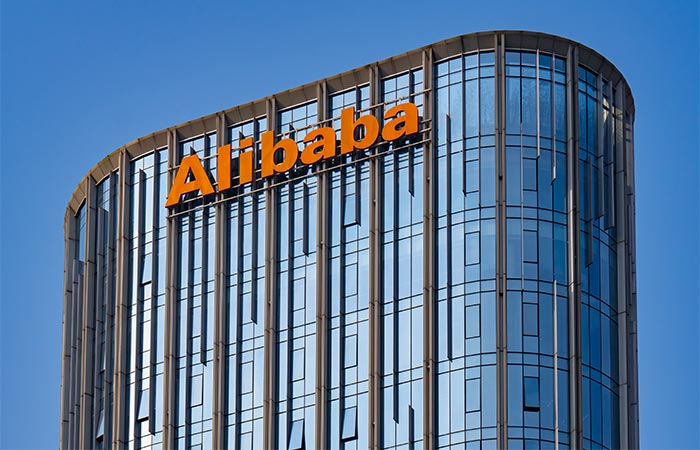 Акции Alibaba взлетели до максимума за четыре года на новости о наращивании инвестиций в ИИ Котировки акций Alibaba взлетели на 7 8 в ходе торгов в среду и достигли максимального уровня за четыре года на новости о том что компания будет наращивать инвестиции в разработку искусственного интеллекта ИИ Китайский гигант в сфере интернет ритейла анонсировал свою крупнейшую модель языка искусственного интеллекта Qwen3 Max делая ставку на ИИ как на основную бизнес стратегию сообщает агентство Reuters Эта модель содержит более 1 трлн параметров переменных которые определяют как система ИИ обрабатывает информацию заявил главный технический директор Alibaba Cloud Чжоу Цзинжэнь на ежегодной конференции компании Главный исполнительный директор Alibaba Эдди У сказал в ходе мероприятия что общий объем инвестиций в ИИ во всем мире в следующие пять лет увеличится примерно до 4 трлн и его компания не должна отставать ifax go