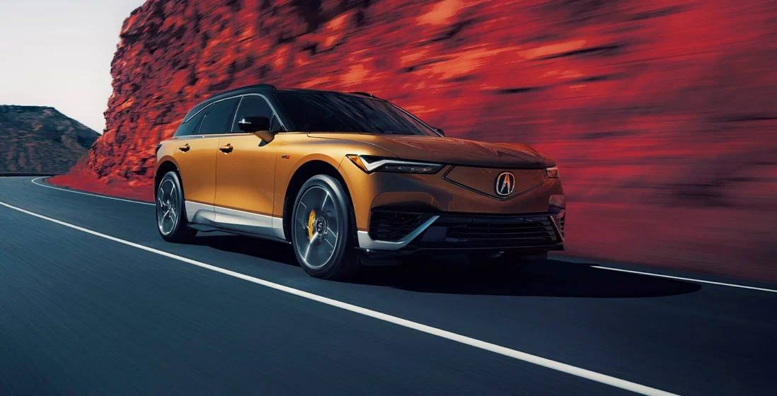 Acura сняла с производства электрокроссовер ZDX через год после запуска Корректировка модельного ряда объясняется необходимостью соответствия рыночной конъюнктуре и потребностям клиентов а также долгосрочными стратегическими целями Acura Первые товарные экземпляры ZDX были переданы покупателям лишь в мае 2024 го При этом за год было продано всего 520 кроссоверов Между тем в Acura не планируют завершать процесс электрификации В компании заявили что уже идёт разработка новых гибридных моделей а во второй половине 2026 года стартует производство другого батарейного кроссовера RSX прототип которого показали нынешним летом autoruonline