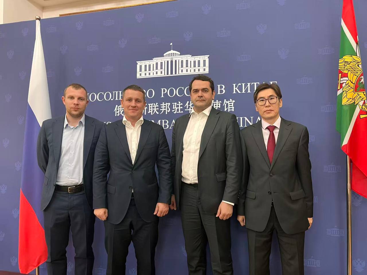 О встрече с заместителем губернатора Ростовской области Артемом Карцевым 28 мая в Посольстве состоялась встреча старшего советника Эрнста Юркина с заместителем губернатора Ростовской области Артемом Карцевым. Обсуждены вопросы развития межрегионального сотрудничества, в том числе перспективные проекты в области промышленности и сельского хозяйства. Отдельно затрагивалась тематика укрепления гуманитарных связей Донского края с китайскими партнерами. В рамках поездки в Китай делегация Ростовской области приняла участие в работе Международной конференции по сотрудничеству и развитию городов-побратимов г.Цзинань, 26 мая . В планах российского региона — установление партнерских связей между муниципалитетами Донского края и провинции Шаньдун. В марте с.г. оба региона подписали меморандум о сотрудничестве.