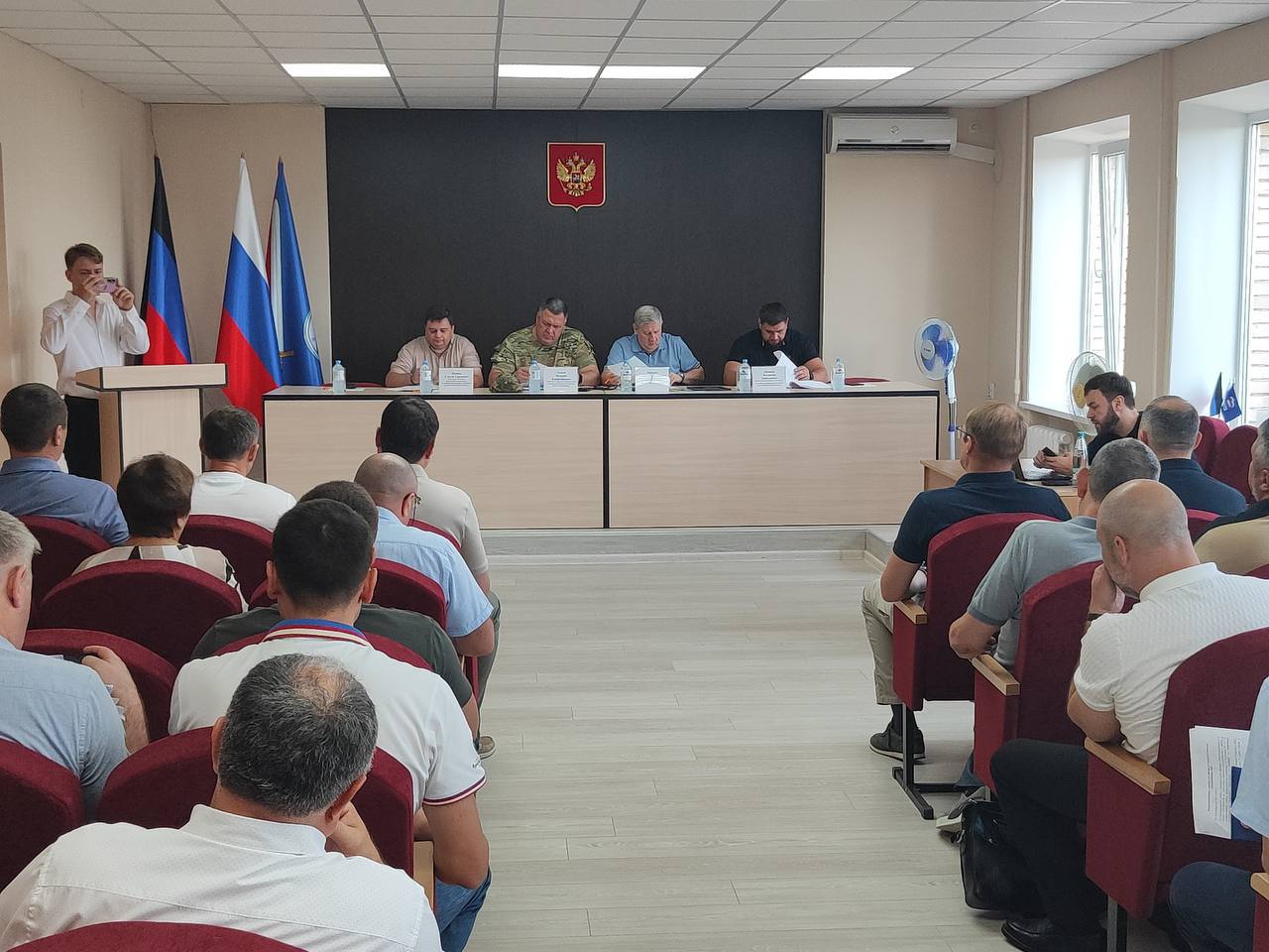 В ДНР обсудили готовность к отопительному сезону   В ходе рабочего визита в Донецкую Народную Республику замминистра строительства и ЖКХ РФ Валерий Леонов провел стратегическое совещание с участием глав городов Горловки, Енакиево, Дебальцево и Ясиноватой.    Основным вопросом для обсуждения стала подготовка к отопительному сезону, оценка текущего состояния инфраструктуры к его прохождению.  ↪  Во время совещания также уделили внимание вопросам водоснабжения и водоотведения. Обсудили вопросы повышения эффективности работы Единого фонда по управлению многоквартирными домами.  Встреча прошла в рамках усиленного взаимодействия федеральных органов власти с регионами ДНР, направленного на стабилизацию работы сферы ЖКХ и улучшение условий жизни в республике.