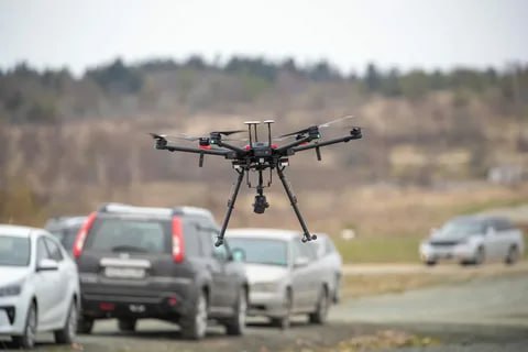 Минтранс России по поручению Владимира Путина завершил подготовку правовых оснований для создания единой системы идентификации гражданских БВС Она будет работать на базе госинформсистемы ЭРА ГЛОНАСС Сергей Кукарев директор проектов по авиации и БАС АО ГЛОНАСС специально для компании эксплуатанта БАС прокомментировал это принципиальное для российского беспилотия нововведение Единая система идентификации на первом этапе своего развития будет работать с ограниченным набором данных о гражданских беспилотниках это опознавательный индекс тип воздушного судна его высота и местоположение а также проведет независимые сквозные проверки по реестрам пояснил Сергей Кукарев По его словам нужно продолжать совершенствовать систему и эксперты компании активно работают в этом направлении БАС беспилотники ЭРАГЛОНАСС Единаясистемаидентификации bespilotny1