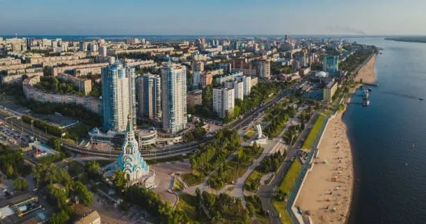 В Самаре на фоне ракетной опасности приостановил работу общественный транспорт Занятия в школах перенесли с первой на вторую смену сообщил глава города Иван Носков Метро работает вход в метро для укрытия свободный Дети которые на данный момент находятся в школах и детских садах вместе с педагогами переместились в укрытия написал мэр в своём канале на платформе МАКС Утром в Самарской области объявляли ракетную опасность В регионе продолжает действовать режим беспилотной опасности Подписаться на PRO transport Telegram MAX