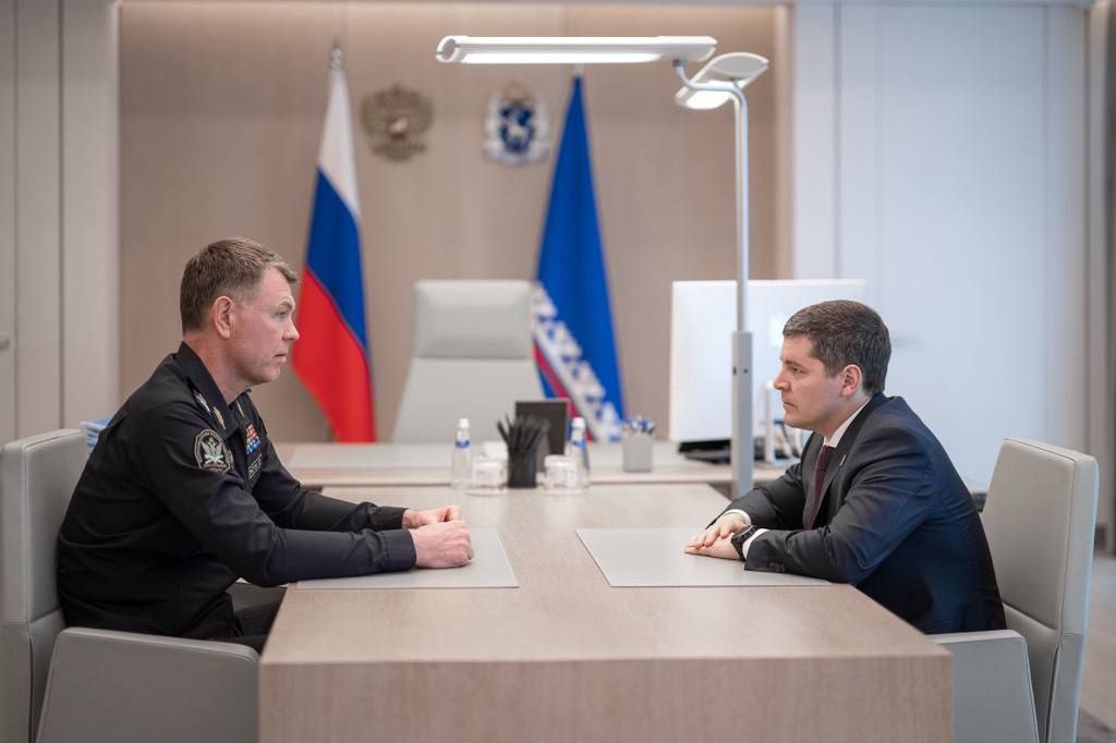 Дмитрий Аристов посетил с рабочим визитом Ямало-Ненецкий автономный округ В ходе поездки он провел рабочую встречу с губернатором Дмитрием Артюховым и главным федеральным инспектором округа Александром Ямохиным. Они обсудили взаимодействие органа принудительного исполнения с региональными органами власти. Кроме того, Дмитрий Аристов встретился с представителями органов государственной власти округа и обсудил вопросы, связанные с деятельностью судебных приставов региона и межведомственным взаимодействием. Директор ФССП России провел совещание с работниками УФССП России по Ямало-Ненецкому автономному округу. Он акцентировал внимание коллег на значимости защиты прав социально уязвимых категорий граждан и обеспечения гарантий участников СВО и членов их семей. В заключении он вручил сотрудникам ведомственные награды за добросовестное исполнение служебных обязанностей и высокие достижения в служебной деятельности. #ВФокусеДня