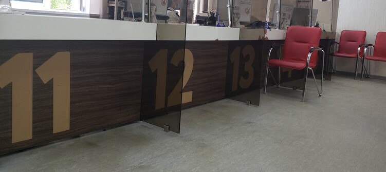 Жительница Новосибирской области предстанет перед судом по обвинению в фиктивной постановке на учет иностранных граждан Следственным отделом по городу Обь следственного управления Следственного комитета Российской Федерации по Новосибирской области завершено расследование уголовного дела в отношении жительницы города Новосибирска Она обвиняется в совершении нескольких преступлений предусмотренных ст 322 3 УК РФ По версии следствия в период с марта 2024 по апрель 2025 года к обвиняемой обратился знакомый мужчина с просьбой поставить на учет иностранных граждан без фактического предоставления помещения для проживания В нарушение законодательства фигурантка по делу за денежное вознаграждение фиктивно поставила на учет около 30 иностранных граждан Уголовное делом направлено в суд для рассмотрения по существу