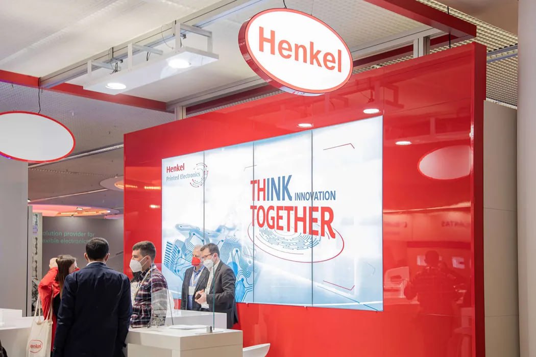 Компания Henkel обратилась в Роспатент для регистрации трех товарных знаков Немецкая химико-промышленная компания Henkel подала заявки в Роспатент на регистрацию трех товарных знаков. Об этом сообщает ТАСС со ссылкой на данные Роспатента. В частности, были поданы заявки на регистрацию двух товарных знаков Persil и одна заявка для товарного знака Losk. Под этими названиями в России продавались стиральные порошки для одежды и другая повседневная бытовая химия. Henkel прекратила все инвестиции, а также рекламные и спонсорские мероприятия в России в марте 2022 года, а в мае 2023 года было объявлено о завершении сделки по продаже своих активов в российской юрисдикции на сумму в 54 млрд рублей.