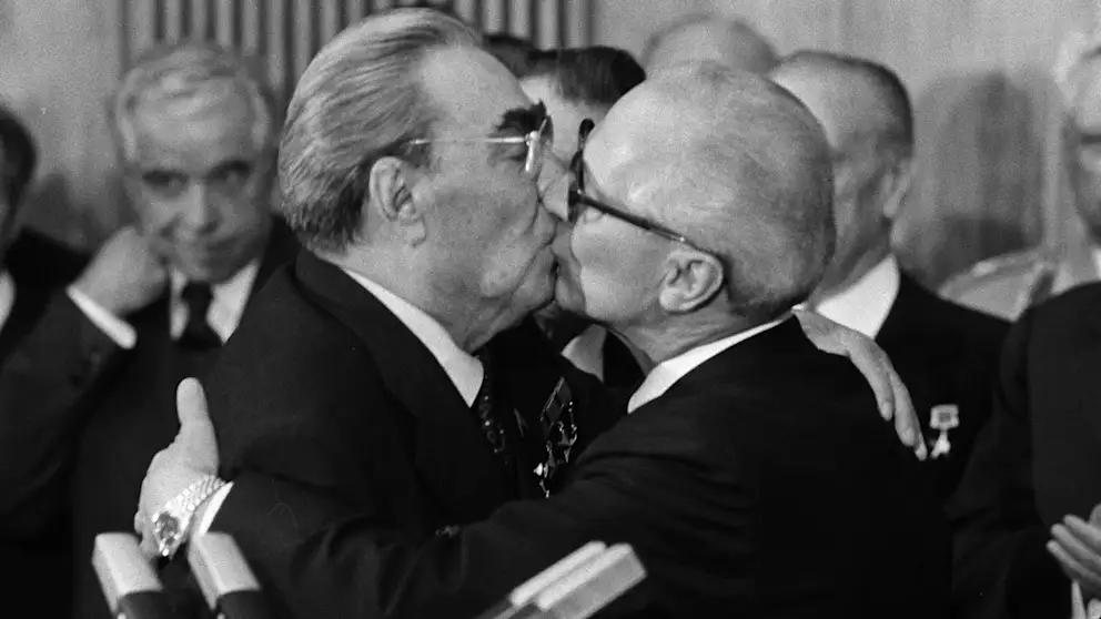 Почти каждый третий гражданин Германии согласен с тезисом о том что стране нужна одна сильная партия воплощающая волю народа В Германии усиливаются авторитарные настроения 31 опрошенных согласились с утверждением Германии нужна одна сильная партия которая воплощает волю народа В Восточной Германии этот показатель достигает 35 Об этом говорится в результатах исследования Deutschland Monitor основанного на опросе около восьми тысяч человек Идею сильного лидера без парламентского контроля поддерживают 11 респондентов 68 против С тезисом при определенных обстоятельствах диктатура лучшая форма правления согласны 4 при этом 89 однозначно отвергают диктатуру Формально 98 заявляют о приверженности демократии однако удовлетворены тем как она работает сейчас лишь 60 на востоке около 50 71 видят негативную динамику развития демократии в Германии Авторы исследования связывают рост запроса на жесткую руку с ощущением потери контроля тревогой из за экономики и страхом социального спада Один из авторов исследования профессор Эверхард Хольтман объяснил BILD что людей раздражает медлительность и неясность политических решений В то же время он подчеркнул что только 2 респондентов можно отнести к убежденным противникам демократии BILD Russian