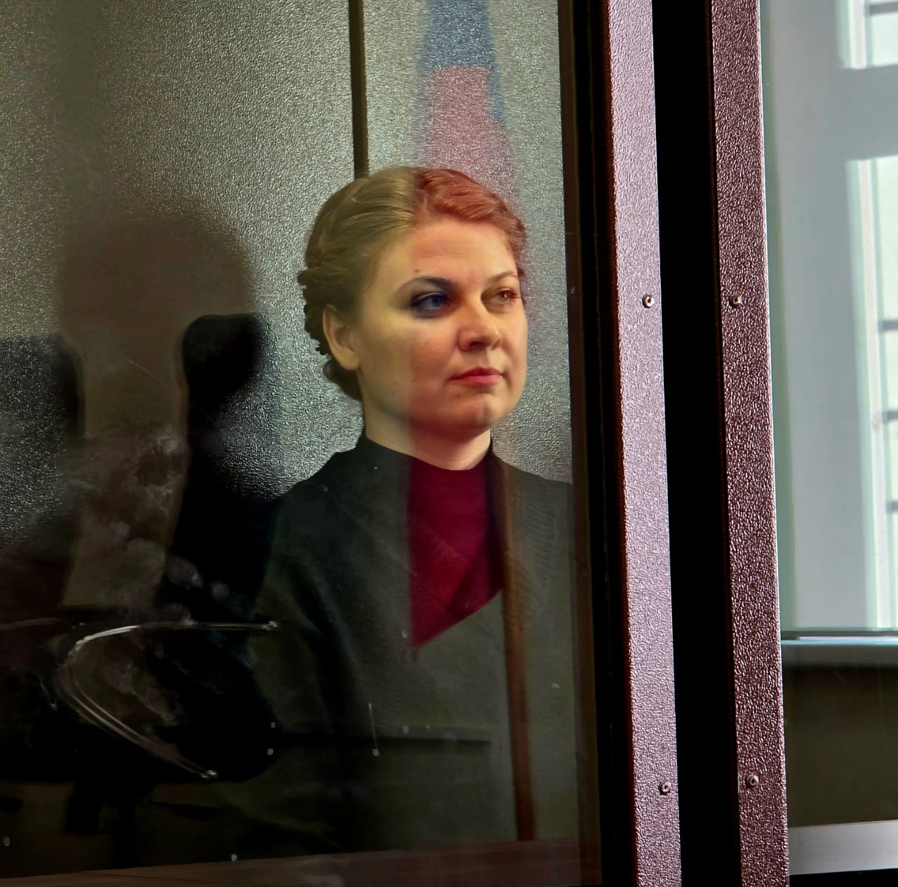 ТОЛК новости Барнаула Алтайского края и Республики Алтай  Экс главу Жилфонда Людмилу Авдюхину приговорили к 7 годам лишения свободы Индустриальный районный суд города Барнаула признал виновной Авдюхину по ч 4 ст 159 УК РФ мошенничество Её приговорили к 7 годам лишения свободы с отбыванием в исправительной колонии общего режима и штрафом в размере 800 тысяч рублей сообщили в прокуратуре Алтайского края Установлено что в период с 2021 по 2022 год Авдюхина под видом заключения договоров безвозмездного хранения совершила хищение денежных средств у 22 граждан планирующих приобретение жилья Также еще 9 потерпевших передали ей якобы для участия в инвестиционных проектах свои сбережения В результате жители региона лишились свыше 121 млн рублей В декабре 2022 года Авдюхина покинула территорию страны а в 2024 году была экстрадирована подробнее на канале ТОЛК новости Барнаула Алтайского края и Республики Алтай