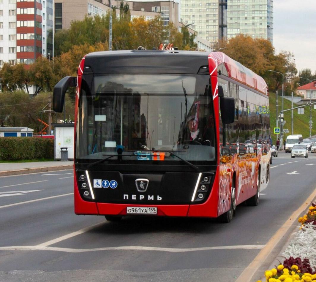 В Перми назвали самые проблемные автобусные маршруты это 31 Комсомольская площадь мкр Краснова Липовая гора 30 Садовый Парковый Тенториум 3 Пермь I Нагорный 36 Театр Ироничная компания Вышка II 10 Нагорный Садовый 86 35 Именно на них чаще всего срываются рейсы Также назвали наиболее дисциплинированные рейсы это 47 Гравийный завод аэропорт Бахаревка 27 Нагорный пл Дружбы 51 Владимирский Пермь I 66 Налимиха Светлогорская 81 Сапфирная Пермь II Фото Lainovskiy59 Подпишитесь на нас в ТГ MAX ВК Прислать материал