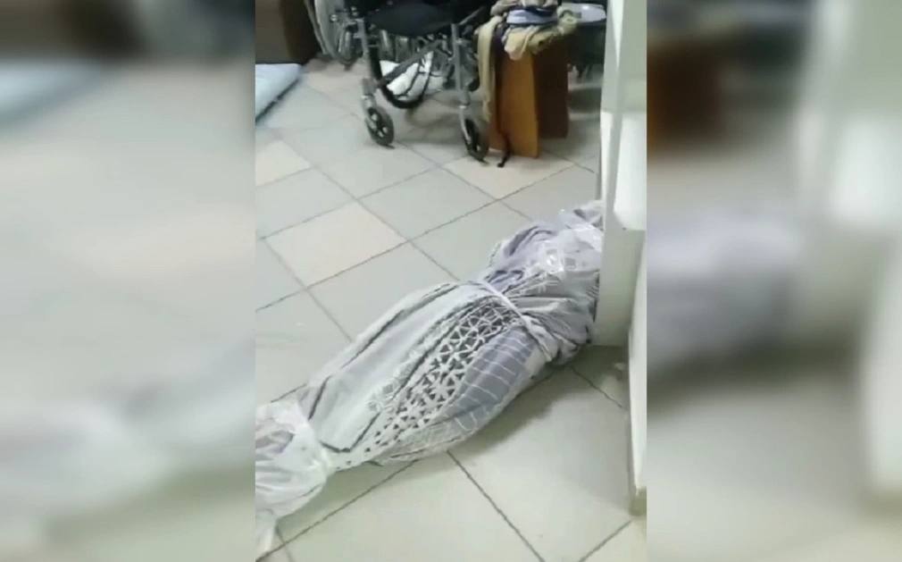 Депутаты не увидели причин для закрытия пансионата «Печки-лавочки» в Уфе  В Госсобрании — Курултае Башкирии не увидели причин для приостановки или прекращения деятельности пансионата для пожилых «Печки-лавочки» в Уфе. Депутаты посетили учреждение после того, как в соцсетях появилось видео, на котором пожилого человека замотали в простыни, связали веревками и бросили на полу. В пансионате утверждают, что видео снято не у них.  Председатель Госсобрания Константин Толкачев заявил, что, несмотря на выявленные в ходе инспекции нарушения, оснований для закрытия дома престарелых нет.  «В отличие от предыдущих ЧП с домами престарелых, эта ситуация коснулась легального заведения, о котором контрольно-надзорным органам известно. Предварительно по результатам инспекции скажу, что на сегодня вопрос о приостановлении деятельности пансионата “Печки-лавочки” не стоит: депутаты и эксперты не увидели угрозы жизни и здоровью людей», — сказал Толкачев.  В учреждении обнаружили ряд «серьезных нарушений», добавил спикер. В частности, почти 50 человек живут в здании площадью 500 кв. м, в то время как по нормативам требуется в два раза больше. На всех постояльцев всего одна душевая, нет медицинского кабинета, карантинной зоны, комнат для хранения вещей. Здание также не оборудовано для инвалидов. В отношении руководства дома престарелых будут приняты «меры административного воздействия», заявил Толкачев.    РБК-УФА