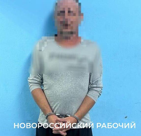 Полицейские Новороссийска тушили иномарку и задержали поджигателя В Новороссийске полицейские по случайному совпадению оказались на месте и преступления и поймали злоумышленника Вчера сотрудники уголовного розыска направлялись к месту службы и увидели что на улице Новороссийской республики дымится припаркованный автомобиль Рядом с иномаркой находился мужчина Увидев полицейских незнакомец попытался скрыться Стражи порядка задержали его при этом до приезда экстренных служб тушили автомобиль Разобрались и с мужчиной 47 летний ранее не судимый новороссиец доставлен в отдел полиции По результатам проверки будет возбуждено уголовное дело Сотрудниками уголовного розыска устанавливаются мотивы и обстоятельства его деяния сообщили в пресс службе УМВД Подписаться Буст