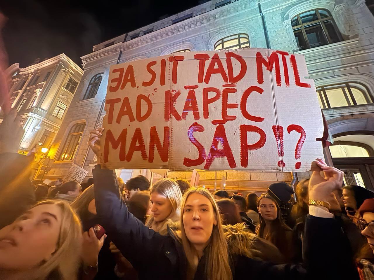 У сейма Латвии проходит протест против выхода страны из конвенции о борьбе с насилием в семье По оценке полиции в акции участвуют около трех тысяч человек Подробнее   anhor uz world latvia protest anhoruz Новости события мнения Мобильное приложение IOS Android