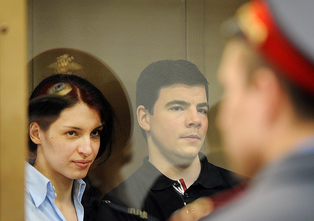 Хасис соучастница убийства адвоката Маркелова вышла на свободу Евгения Хасис осужденная по делу об убийстве адвоката Станислава Маркелова и журналистки Анастасии Бабуровой вышла на свободу Об этом говорится в судебных материалах которые есть у РИА Новости Ее арестовали в ноябре 2009 года Хасис освободили из мордовской колонии в конце августа ей установили административный надзор Маркелова и Бабурову застрелили 19 января 2009 года в Москве Исполнитель Никита Тихонов получил пожизненное его гражданская жена Хасис 18 лет Убийство стало местью Маркелову за его антифашистскую деятельность Верховный суд в 2022 году сократил срок наказания Хасис до 17 лет исключив эпизод о незаконном обороте оружия в связи с истечением срока давности При этом ответственность за убийство Бабуровой на нее не возлагалась следствие признало этот эпизод эксцессом исполнителя Тихонова то есть незапланированным убийством свидетеля Читайте Газету Ru в MAX Участвуйте в розыгрыше