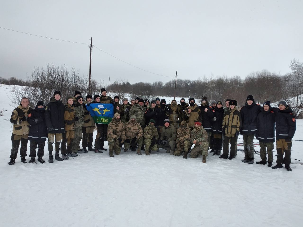 Все победы спортсменов на Спартакиаде ФСК «Парламент» в этом году будут посвящены 80-летию Победы в Великой Отечественной войне.   Эту традицию начали в Гагино, где прошли лыжные гонки. Перед началом соревнований участники вместе с кадетами нижегородской школы им. Героя России И.В. Гурова и военнослужащими Росгвардии возложили цветы к воинскому мемориалу жителей Гагино, защищавших Родину в годы Великой Отечественной войны, почтив память воинов минутой молчания. В этом году они впервые участвовали в спартакиаде ФСК «Парламент».  Вместе с представителями Союза ветеранов спецназа «Краповый берет» кадеты вспомнили переход Суворова через Альпы, научились правильно разжигать костры и приняли участие в лыжных гонках совместно с войсками специального назначения.