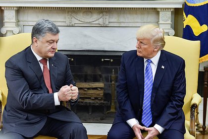 Трамп говорил с Порошенко о принадлежности Крыма Дональд Трамп в первый срок на посту президента США говорил с бывшим украинским лидером Петром Порошенко внесен Росфинмониторингом в список лиц, причастных к экстремистской деятельности или терроризму о статусе Крыма. Об этом стало известно газете New York Times NYT . Порошенко в беседе с изданием отметил, что вопрос Трампа о принадлежности полуострова был острым. По мнению политика, американский президент любит бросать неожиданные и даже невежливые комментарии по тому или иному поводу. «Трамп спросил, может ли он получить честный ответ на вопрос. Порошенко согласился. Тогда Трамп наклонился поближе и спросил: "Скажите, Крым российский?"» — отмечается в публикации NYT. До этого сообщалось, что депутат Госдумы Михаил Шеремет призвал США признать российский статус Крыма. По его мнению, полуостров является исконно русской землей и такое положение вещей давно не отрицают в мире.