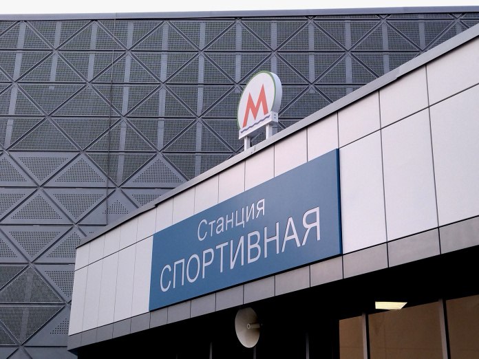 По сообщению источников «Континента Сибирь», в аппарате полпреда президента РФ перед мэрией Новосибирска и муниципальными структурами поставлена задача запустить станцию метро «Спортивная» к началу сентября. Как и некоторые другие крупные стройки большого масштаба, например, СКИФ, «Спортивная» находится на особом контроле федерального центра. Координация усилий организаций, ответственных за объект, проходит на еженедельных планерках в аппарате Анатолия Серышева. Открытие станции метро «Спортивная» наиболее ожидаемо в среде болельщиков хоккейного клуба «Сибирь», но не только. В ближайшей пешей доступности растут новые микрорайоны, а парк «Арена» успел стать знаковым местом отдыха горожан и проведения культурно-массовых мероприятий. К слову сказать, новосибирские хоккеисты открывают сезон в Континентальной хоккейной лиге КХЛ домашним матчем на льду «Сибирь-Арены» 7 сентября — ровно за неделю до выборов в Законодательное собрание региона и совет депутатов областного центра. Напомним, что губернатор Новосибирской области Андрей Травников в декабре в ходе пресс-конференции по итогам 2024 года заявлял, что «абсолютно реально запустить станцию к следующему хоккейному сезону». В последнее время интригу вокруг даты запуска станции в эксплуатацию более других подогревают сами городские власти. Продолжение по ссылке