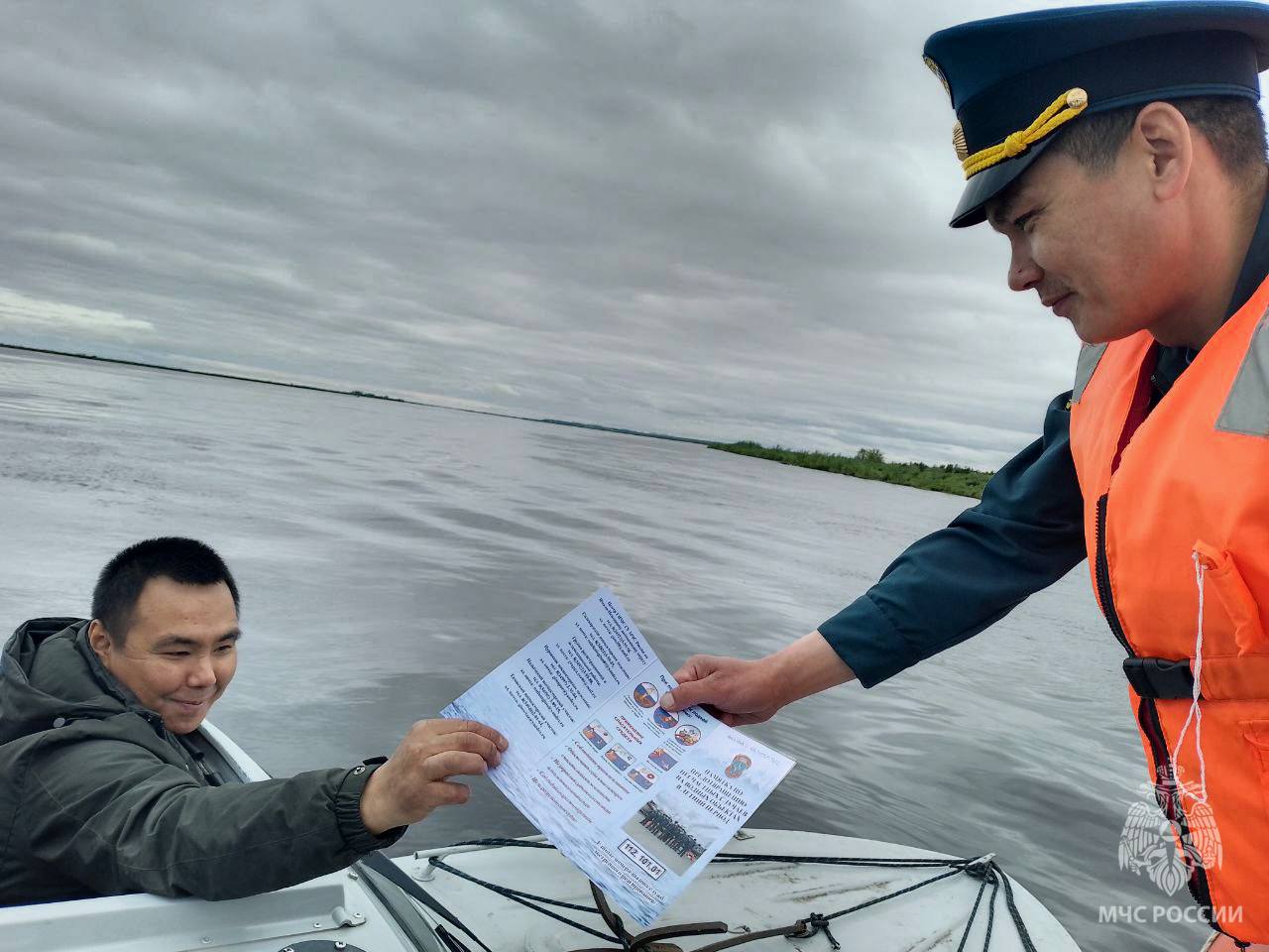 В поселке Тазовский активно осуществляется профилактическая работа с местным населением. Мероприятия проводятся совместно с представителями профильных структур. Специалисты беседуют с отдыхающими у водоемов, уделяя особое внимание детской безопасности. Взрослым напоминают правила поведения у воды и обращают внимание на то, что именно они несут ответственность за безопасность подрастающего поколения. За прошедший летний период в Тазовском районе было зафиксировано наибольшее количество гибели на водных объектах, поэтому крайне важно регулярно проводить разъяснительную работу. Только совместными усилиями можно снизить риски и сделать отдых у воды безопаснее для всех. МЧС Ямало-Ненецкого АО