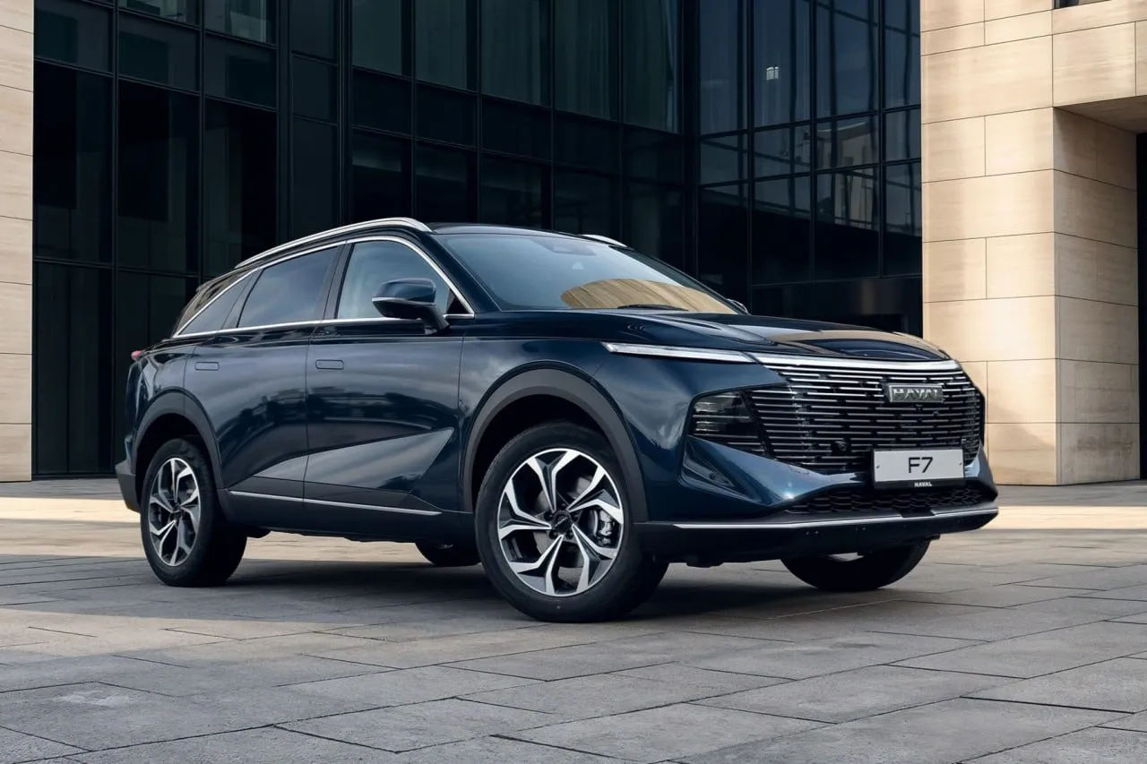 Российское представительство марки Haval анонсировало продажи обновленного кроссовера F7 Модель получила новые моторы 1 5 местной сборки выдает 150 л с и сочетается с 7 ступенчатым роботом и передним приводом Двухлитровый агрегат генерирует 200 л с и 380 Нм Дизайн экстерьера сохранился без изменений В салоне появились новый руль с утолщенным ободом кнопка электронного стояночного тормоза Мощность беспроводной зарядки выросла до 50 Вт В топовых версиях сиденья оснастили электрорегулировкой по 8 направлениям А в систему мультимедиа интегрированы сервисы Яндекс Авто и ВК а также возможности голосового управления Начальная цена обновленного кроссовера составит 2 999 000 рублей Максимальная 3 799 000 Старт продаж состоится во втором квартале 2026 года Наш сайт Канал Китайские автомобили Канал в Max haval chinamashina news
