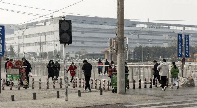 Завод Foxconn в Чжэнчжоу где собирают последние iPhone снова обвинили в плохих условиях труда Доля сезонных работников превышает допустимую а выплаты таким специалистам задерживают Многие также перерабатывают В Apple начали расследование и напомнили что привержены самым высоким стандартам в области прав человека и условий труда vc ru apple 2239098