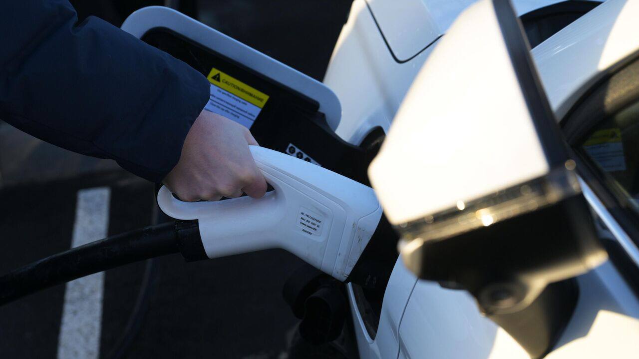 Госкорпорация Росатом представила мобильную зарядную станцию и станцию с накопителем электроэнергии в рамках направления Электромобильность   Система навигации мобильной станции основана на сочетании цифровых карт и технологий компьютерного зрения лидар и радар Первые образцы мобильной станции будут оснащены отечественными батареями 30 кВт ч в перспективе до 90 кВт ч Зарядные станции с накопителем электроэнергии обеспечивают быструю зарядку мощностью до 120 кВт и благодаря встроенному аккумулятору работают в удалённых районах и на трассах с ограниченной сетью При проектировании обеих систем активно применяются виртуальные испытательные стенды ВИС Подробнее Фото Алексей Никольский РИА Новости Подписаться на АРВЭ