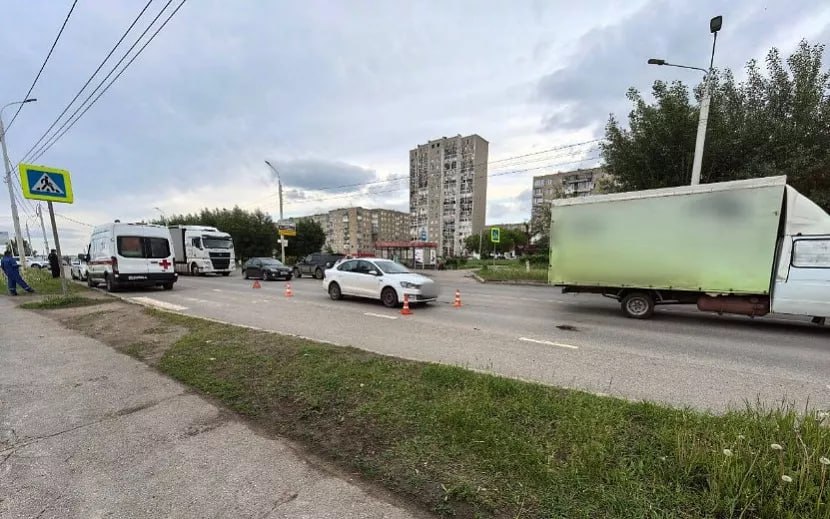 В Ижевске водитель иномарки сбил пенсионерку на нерегулируемом пешеходном переходе  3 июня на улице Автозаводская в Ижевске напротив дома №36 произошло ДТП, сообщает пресс-служба госавтоинспекции Удмуртии. 72-летний водитель «Volkswagen Polo» сбил 65-летнюю женщину, которая переходила дорогу по нерегулируемому пешеходному переходу.  В результате аварии пешеход получила травмы и была госпитализирована. Обстоятельства происшествия выясняются.    #Удмуртия #Ижевск