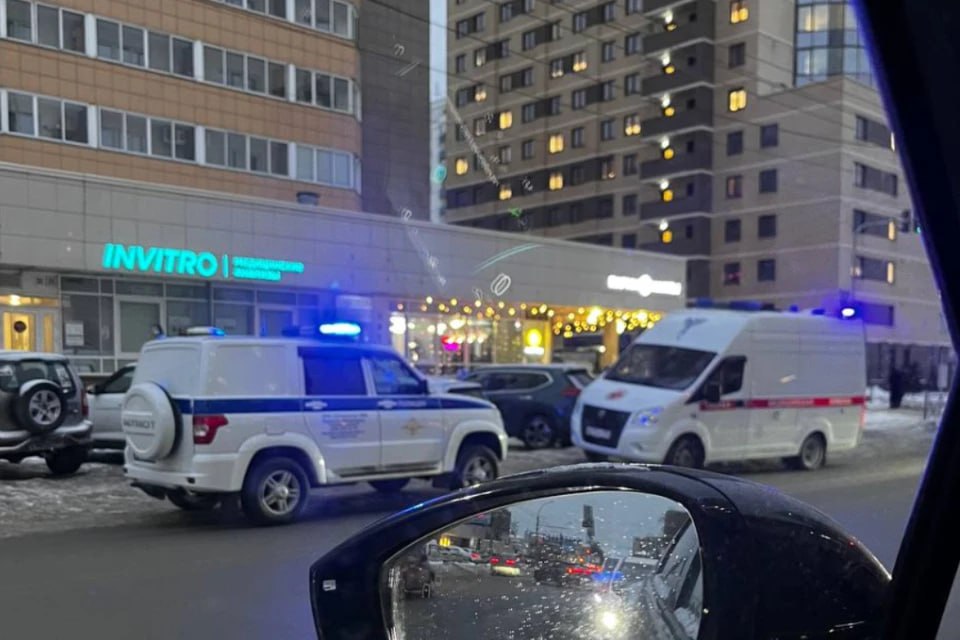 В Новосибирске бездомная женщина насмерть замерзла у ТЦ Трагедия случилась утром 1 декабря на улице Фрунзе 49 3 Утром к нам зашла женщина от нее пахло алкоголем Она погрелась потом вышла Потом еще зашла в туалет сходила В третий раз вышла и не вернулась Потом к нам зашли люди сказали что ее нашли лежащей на улице Мы скорую вызвали Нам сказали она замерзла насмерть сообщили очевидцы Сотрудники кафе сообщили что женщина выглядела как бездомная На место прибыла полиция и автомобиль судмедэкспертов В МВД проводят проверку КП Новосибирск Подписаться на канал