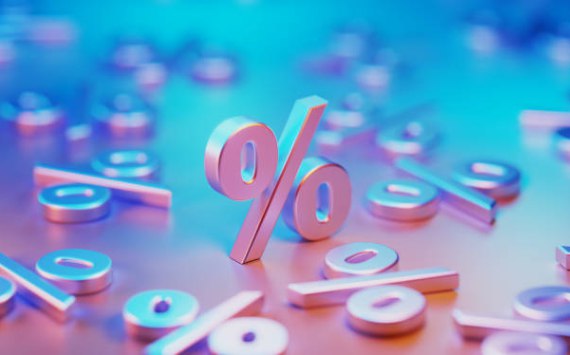 Ставка ЦБ РФ скорее всего сохранится на текущем уровне в феврале 2026 года   globalmsk ru news id 78197 Ключевая ставка Банка России скорее всего сохранится на текущем уровне 16 годовых по итогам заседания 13 февраля 2026 года считает директор Корпоративного блока ББР Банка Александр Киселев Рост инфляции в первом квартале текущего года за счет увеличения тарифов и НДС был ожидаем поэтому регулятор и не спешил с шагом снижения ставки в декабре 2025 года Скорее всего ставка сохранится на текущем уровне по итогам февральского заседания и может быть снижена в марте пишет эксперт в комментарии Кроме того на принятие решения по ставке влияет не только инфляция но и показатели роста экономики потребительского спроса темпов кредитования динамики валютного курса Источник   www finmarket ru shares analytics 6546714 ключеваяставка прогнозэксперта увеличениеинфляции