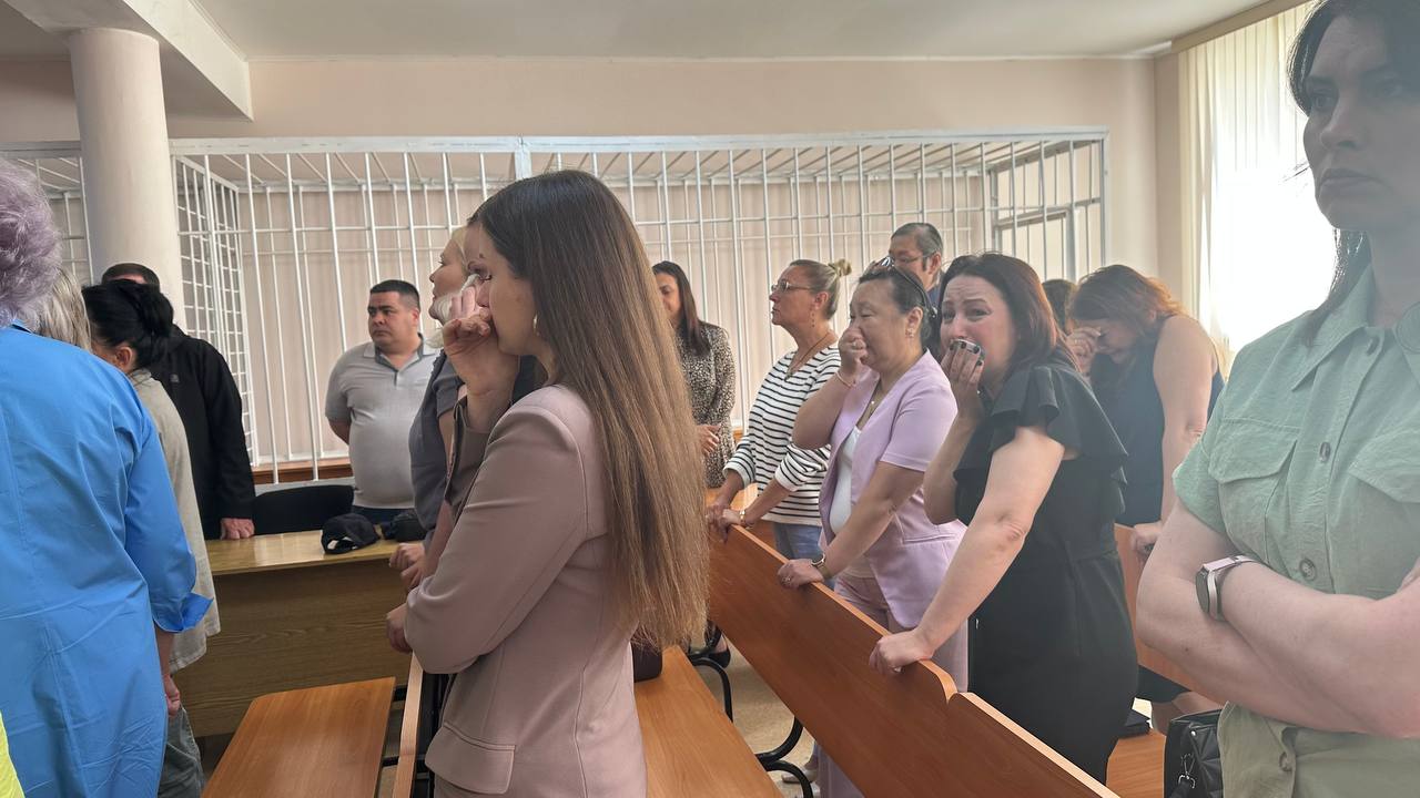 Суд по делу о парке Угольщиков приговорил председателя комитета городского хозяйства Читы Марину Попову к 4 годам колонии общего режима! Пришедшие её поддержать люди не могут сделать слёз