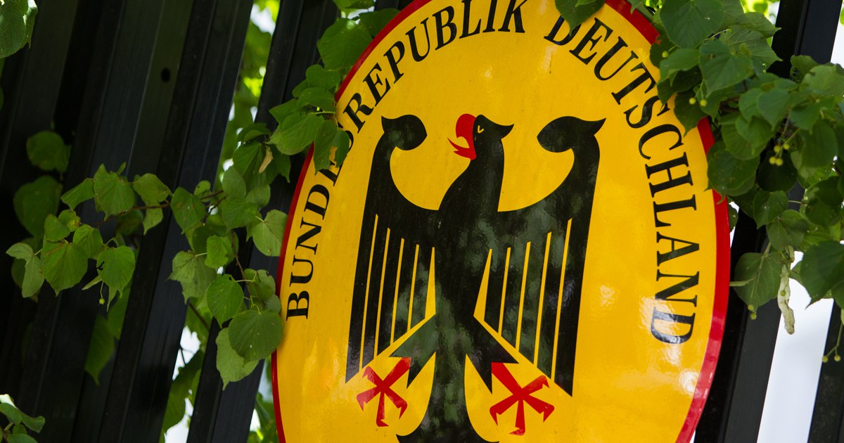 В Германии усомнились что требования ЕС к России помогут получить место за столом переговоров по Украине Список требований к России подготовленный главой евродипломатии Каей Каллас не повлияет на позицию Москвы по вопросу участия Евросоюза в переговорах по урегулированию конфликта на Украине Такое мнение выразила немецкая газета Junge Welt В публикации отмечается что ряд озвученных требований включая значительное сокращение численности российских войск больше напоминают требование безоговорочной капитуляции По мнению авторов материала на такой основе выстроить конструктивный диалог невозможно Издание указывает что подобная риторика вряд ли поможет Брюсселю добиться участия в переговорном процессе особенно с учётом отсутствия у ЕС действенных инструментов давления на Москву Кроме того в статье подчёркивается что антироссийские санкции по оценке авторов нанесли больший ущерб самому Евросоюзу чем России