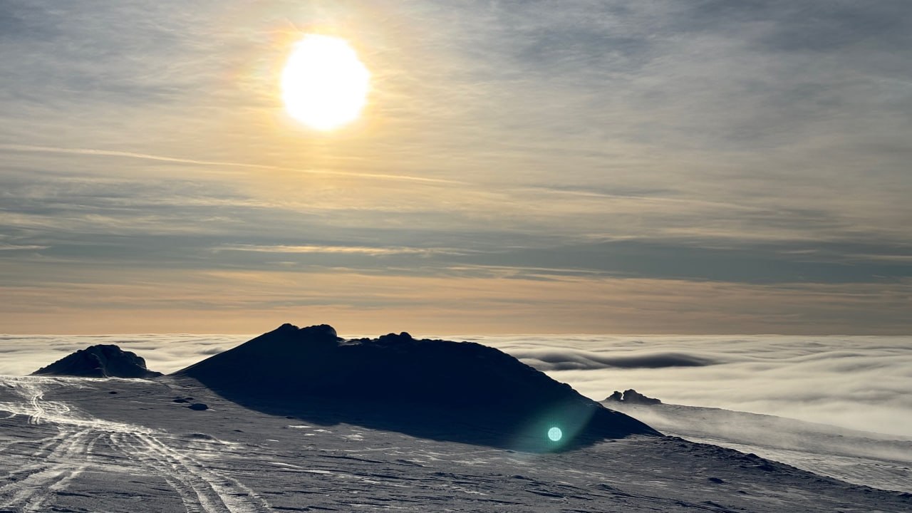 При восхождении на высочайшую гору Среднего Урала потерялась группа туристов Группа из Екатеринбурга и Верхней Пышмы в составе 13 человек под руководством Антона Кореневского отправилась на гору Ослянку на 12 снегоходах и должна была вернуться сегодня 14 декабря однако не сделала этого сообщили в издании 59 ru Группа не регистрировалась в МЧС выходя на маршрут как того требуют правила сообщили в МЧС по Пермскому краю Из за плохой погоды начало активной поисковой операции перенесли на завтра 15 декабря на 8 00 На поиски привлечены 12 человек и 6 единиц техники от Единой государственной системы предупреждения и ликвидации чрезвычайных ситуаций РСЧС Ослянка самая высокая вершина Среднего Урала высота горы 1119 м она находится в Кизеловском районе Пермского края Фото evrazhka perm ru Телеграм канал ve4ved Поддержать Подписаться Прислать новость 18
