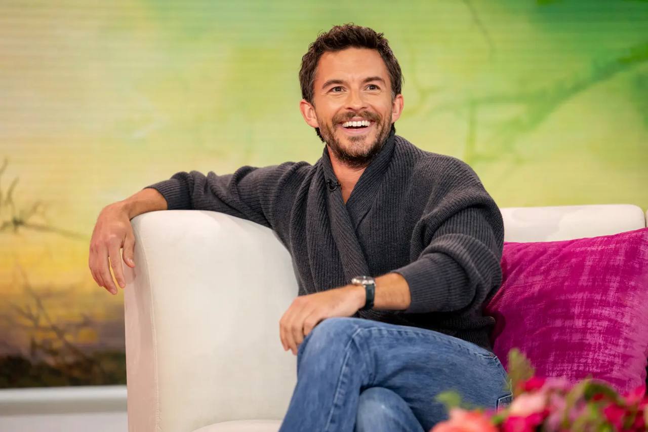 Журнал People в этом году самым сексуальным мужчиной назначил сериала Бриджертоны Джонатана Бейли