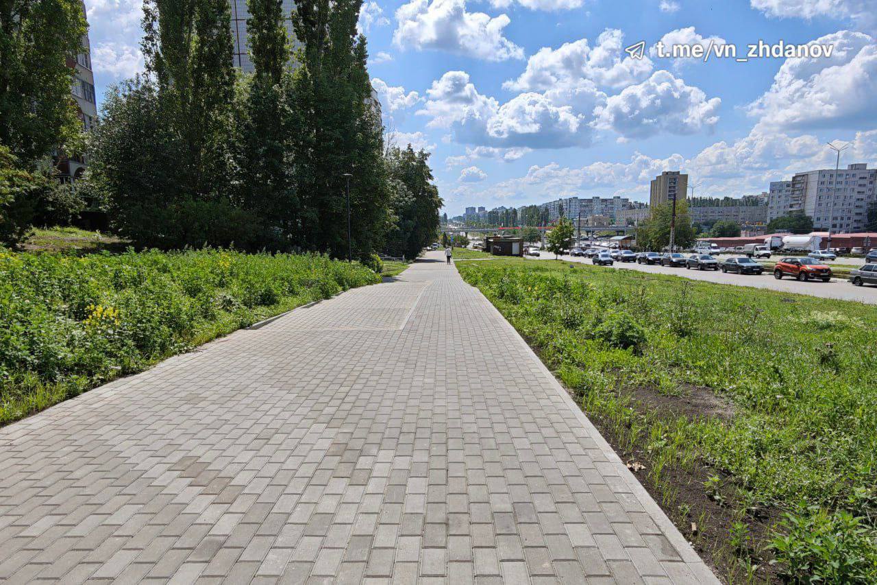 На Лесном завершён ремонт пешеходной дорожки и ступенек. Появилось освещение, ведутся работы по благоустройству территории. На этой неделе подрядчик выкосит траву, прокультивирует почву и заново засеет газон, сообщил Владимир Жданов