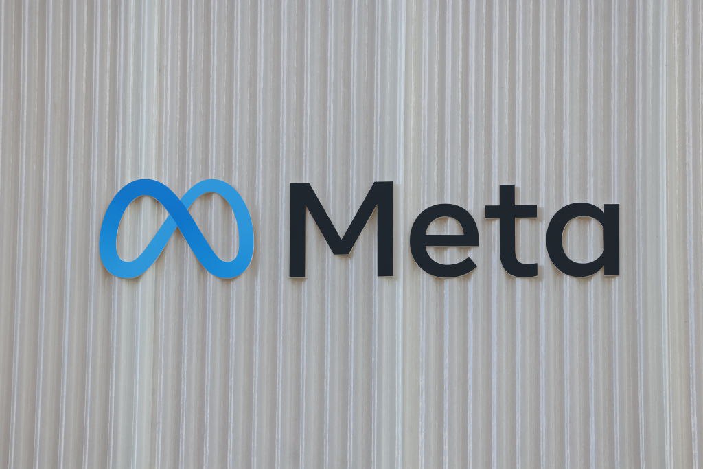 Meta сокращает около 600 сотрудников в направлениях связанных с ИИ продолжая масштабную реорганизацию Компания пересматривает приоритеты чтобы ускорить работу над ключевыми продуктами и оптимизировать расходы Такой шаг сигнализирует о более прагматичном этапе в гонке генеративного ИИ конкуренция растет а рынок ожидает ощутимых результатов Для индустрии это означает усиление борьбы за таланты и возможные перетоки экспертизы к стартапам В ближайшие недели станет ясно какие проекты останутся в фокусе и как изменится карта ИИ команд Источник SeveraAIClub