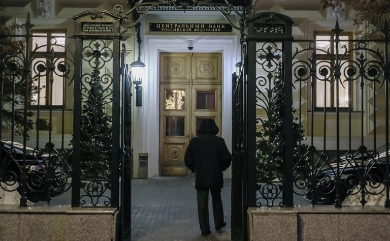 Банк России заявил о планах продлить отдельные меры поддержки срок действия которых завершается в 2025 году В их числе право финансовых организаций не раскрывать чувствительную к санкционному риску информацию Согласно сообщению регулятора меру предлагается продлить до 31 декабря 2026 года К сведениям которые разрешается не публиковать относятся данные о структуре собственности членах органов управления и других сотрудниках информация о финансово хозяйственной деятельности банков реорганизуемой в форме слияния присоединения и преобразования Также до конца 2026 года регулятор разрешит банкам раскрывать финансовую отчетность и аудиторское заключение без чувствительных к санкциям данных а также предоставит кредитным организациями не являющихся эмитентами право полностью не раскрывать отчетность по МСФО и аудиторское заключение о ней Фото Андрей Любимов РБК РБК в Telegram и MAX