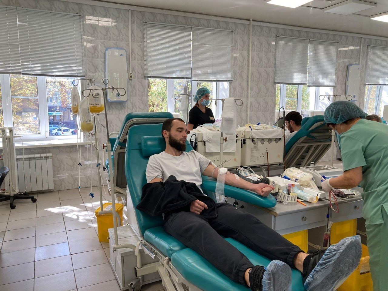 В Ставропольском крае может быть введено звание Почетный донор Во время прямой линии губернатору поступило сообщение от жителя региона с предложением утвердить звание Почетный донор Ставропольского края Губернатор Ставрополья Владимир Владимиров отметил что этот вопрос можно обсуждать с Общественной палатой Ставропольского края и в случае положительного решения звание может быть утверждено Фото Ставропольская краевая станция переливания крови