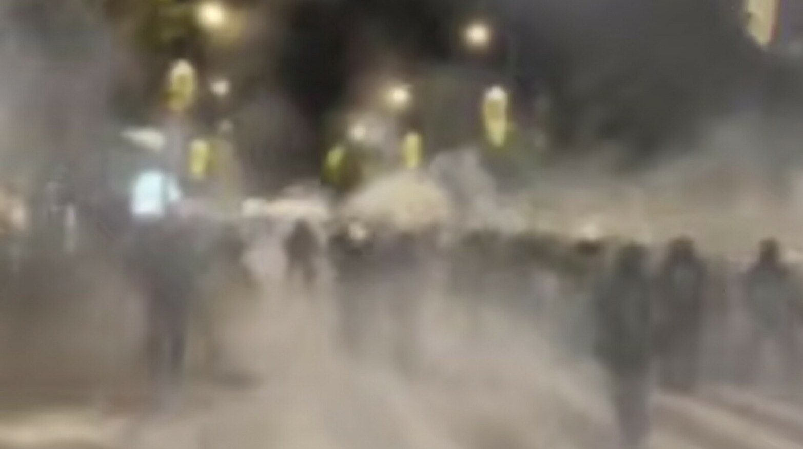 В Афинах полиция разогнала митинг памяти убитого подростка Протесты в память о погибшем от рук полиции подростке переросли в жёсткие столкновения с властями в Афинах передает ArbatMedia Акции памяти прошедшие в греческой столице вечером и ночью сопровождались массовыми беспорядками Поводом для выхода людей на улицы стала годовщина смерти подростка застреленного полицейским в 2008 году Демонстрация быстро перешла в фазу насилия участники бросали в полицейских камни и запускали фейерверки а силовики отвечали ударами дубинок и применением спецсредств По сообщениям местных СМИ в центре Афин были подожжены мусорные баки и повреждены витрины магазинов Полиция перекрыла несколько улиц чтобы сдержать протестующих О числе пострадавших и задержанных пока не сообщается Прислать новость