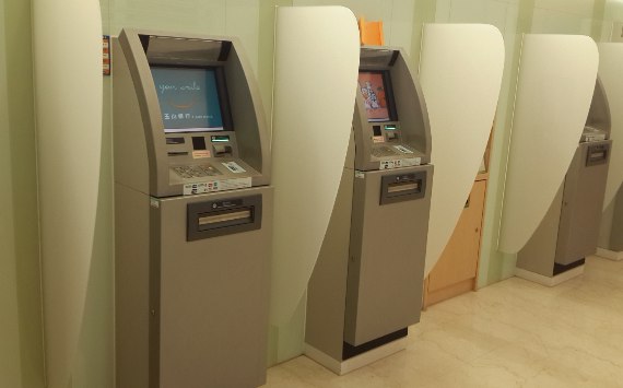 Центральный Банк отменил наказание кредитным организациям за невыполнение антифрод мер   globalmsk ru news id 77814 На днях стало известно о том что Центральный Банк отменил массовые штрафы в отношении кредитных организаций не выполняющих новые антифрод меры Регулятор оставляет за собой право применять наказания однако теперь будет учитываться технологическая готовность компаний Аналитики напомнили что с сентября текущего года в России действуют новые правила снятия наличных денежных средств Перед тем как провести данную операцию кредитные организации обязаны убедиться в том что клиент не находится под воздействием мошенников Для этого используется несколько критериев утвержденных в Центральном Банке К примеру частые телефонные разговоры за несколько часов до снятия денежных средств запрос на выдачу в течение 24 часов после получения кредита или же проведение операции в непривычное время суток Если попытка получения наличных попадает под эти признаки то в таком случае банк обязан