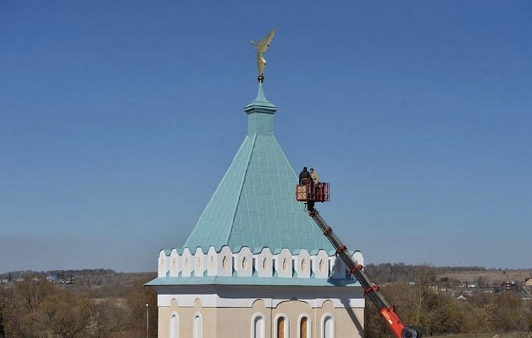 Трубящий ангел вернулся в Оптину пустынь  В древнем монастыре, что неподалеку от Козельска на Владимирскую башню установили позолоченную фигуру ангела. После революции такая фигура была утрачена, с восстановлением монастыря ее место заняла деревянная копия. Она тоже пришла в негодность