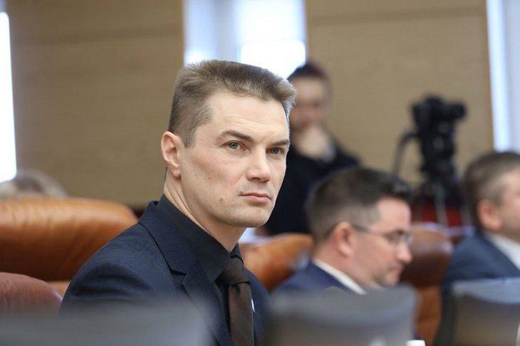 Депутата Обухова не посадили, но ограничили в действиях. Суд в Иркутске выбрал меру пресечения для депутата заксобрания Анатолия Обухова. Теперь он не может выходить из дома в определённые часы, общаться с участниками дела кроме следователя и адвокатов , пользоваться связью, отправлять и получать почту. Также Обухову запрещено появляться в зданиях, связанных с заксобранием и КПРФ. Дело возбуждено по статье «Мошенничество» — речь, предположительно, идёт о расходах на депутатскую деятельность в период с 2015 по 2019 год. Подписаться Прислать новость