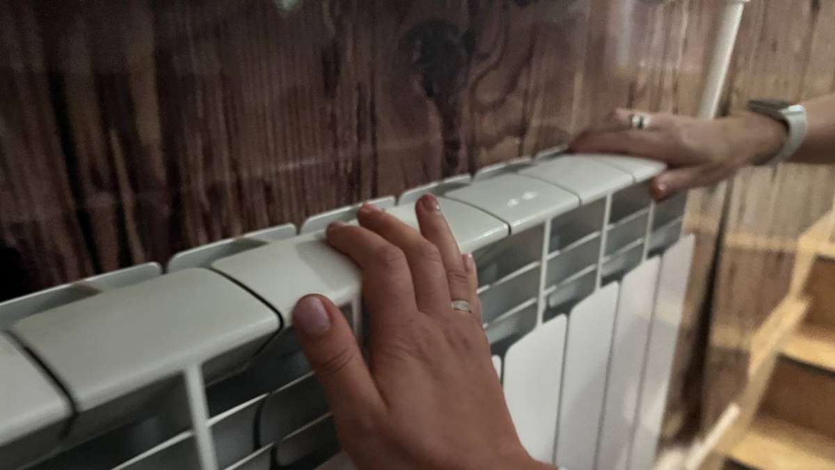 В Самаре 41 высотка 2 детских сада и 1 школа в Промышленном районе остались без отопления Компания Т Плюс сообщила об отключении тепла и горячей воды для ряда домов в Промышленном районе Самары Причиной стала необходимость срочного ремонта повреждённого трубопровода на улице Солнечной Работы уже начались Чтобы минимизировать неудобства часть зданий переведут на резервные линии теплоснабжения Однако в этих домах температура в батареях и кранах с горячей водой может быть ниже обычной Отключения и снижение температуры коснутся Социальных объектов ул Ново Садовая 224 ул Солнечная 43 51 Организаций ул Солнечная 47а 28а 30 пр кт Кирова 348 350б ул Ново Вокзальная 271а ул Ново Садовая 246а Жилых домов ул Губанова 15 34 пр кт Кирова 346 348 350 350a ул Ново Вокзальная 271 275 277 279 ул Ново Садовая 228 230 232 234 236 238 244 246 248 250 256 258 ул Солнечная 28 33 35 36б 39 41а 43а 43б 45 47 49 53 Коммунальщики планируют завершить ремонт и полностью восстановить подачу тепла и воды к утру 20 января ГТРК Самара MAX lВК lОК lСАЙТ