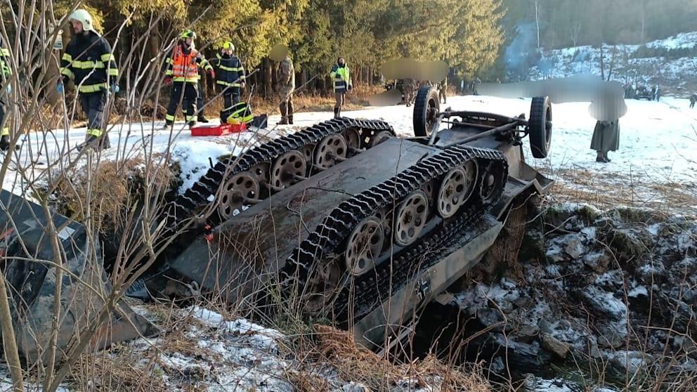 В Чехии во время военной реконструкции перевернулся бронетранспортёр времён гитлеровской Германии — два человека погибли  В чешской деревне недалеко от границы с Австрией во время демонстрации исторической военной техники Второй мировой войны перевернулся бронетранспортёр Sd.Kfz. 251, использовавшийся во времена нацистской Германии. В результате аварии погибли двое мужчин — 29 и 50 лет. Ещё восемь человек получили ранения.  Инцидент произошёл накануне: бронетранспортёр потерял управление на обледенелом мосту, перевернулся и упала в реку. Под машиной оказались зажаты десять человек, двоих из них спасти не удалось. Остальные пострадавшие с переохлаждением и легкими травмами были доставлены в больницу города Чески-Крумлов.  На место происшествия работали спасательные службы Чехии и Австрии, включая пожарных, медиков и полицию. Кроме того, из Австрии даже прилетел спасательный вертолёт.   Упавший с моста бронетранспортёр Sd.Kfz. 251 отреставрировали в 1966 году. Всего в гитлеровской Германии было выпущено более 15 тысяч таких машин разных модификаций.