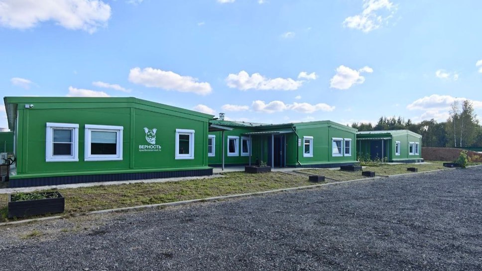 В Ярославле открылся областной центр отлова и стерилизации бездомных животных Джина на улице Промышленной Строительство приюта профинансировал председатель Деловой России Алексей Репик объект передан АНБО Верность Приют работает по системе отлов стерилизация вакцинация возврат За год он сможет принять около 2 тыс животных одновременно до 200 собак Каждый кто заберет собаку из приюта получит годовой запас корма Открытие приюта снизит риски распространения заболеваний и повысит безопасность в городе Но конечная цель это поиск любящих и ответственных хозяев сокращение количества бездомных животных на улицах Михаил Евраев Фото Правительство Ярославской области Еще больше новостей в Telegram канале Ъ Ярославль